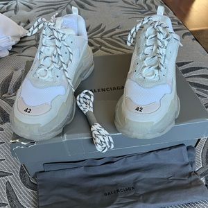 TRIPLE S BALENCIAGA Sneaker